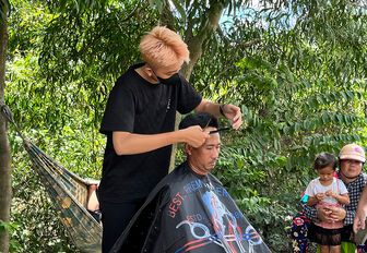 Hành động đẹp: Hớt tóc miễn phí tại huyện miền núi Tri Tôn
