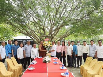 UBMTTQVN tỉnh An Giang chúc mừng lễ Sene Dolta tại huyện Tri Tôn