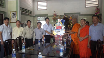 Huyện ủy, HĐND, UBND, UBMTTQVN huyện Thoại Sơn thăm, chúc mừng lễ Sene Dolta tại chùa Kal Pô Prưk
