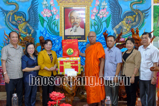 Sóc Trăng: Lãnh đạo Tỉnh ủy thăm, chúc mừng lễ Sene ĐôlTa tại chùa Som Rong và Đoàn Nghệ thuật Khmer tỉnh