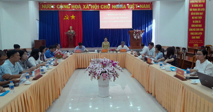 Phó Chủ tịch HĐND tỉnh An Giang Đinh Thị Việt Huỳnh giám sát việc quản lý, sử dụng và khai thác đất công tại huyện Phú Tân