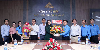 Liên đoàn Lao động tỉnh An Giang thăm, chúc mừng các doanh nghiệp nhân Ngày Doanh nhân Việt Nam