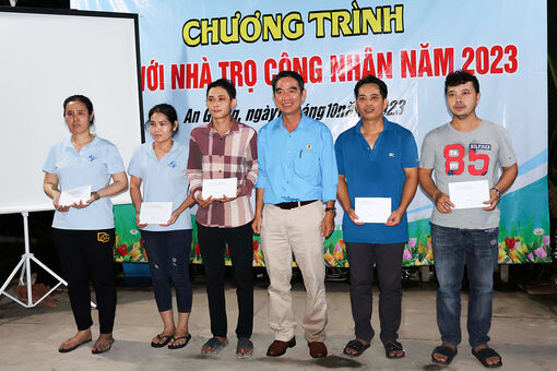 Ấm áp Chương trình “Đến với nhà trọ công nhân”
