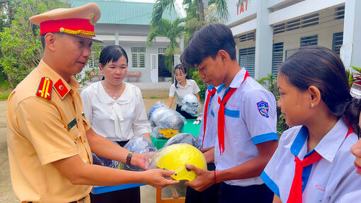 Ra mắt mô hình “Cổng trường an toàn giao thông” tại Trường THCS Võ Trường Toản