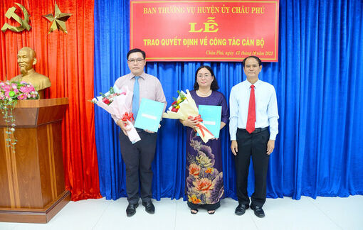 Ban Thường vụ Huyện ủy Châu Phú trao quyết định 2 cán bộ