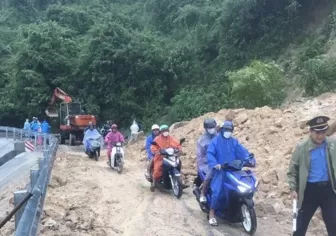 Đà Nẵng sơ tán hơn 3.700 người, đường giao thông Quảng Nam nhiều nơi bị chia cắt