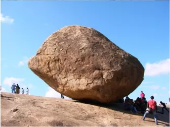 Tảng đá 250 tấn nằm nghiêng trên sườn dốc hơn 1.300 năm không đổ