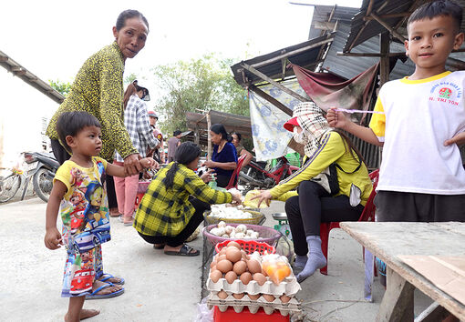 Đi chợ trong phum, sóc