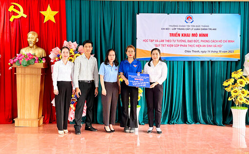 Trao thẻ bảo hiểm y tế cho học sinh và thăm, tặng quà gia đình chính sách ở huyện Châu Thành
