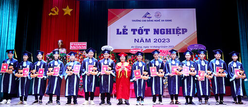 Trường Cao đẳng Nghề An Giang trao bằng tốt nghiệp cho 189 tân kỹ sư, cử nhân