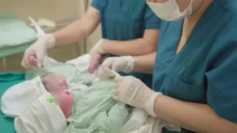 Cặp song sinh chào đời khỏe mạnh nhờ được truyền ối bào thai