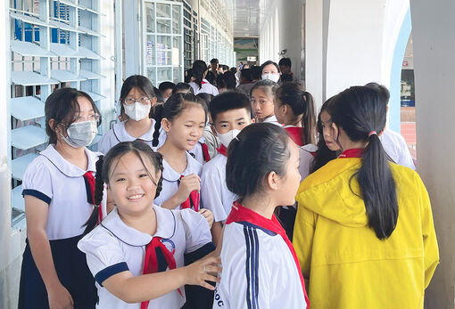 Quản lý việc nuôi giữ học sinh và kiểm soát các khoản thu đầu năm học