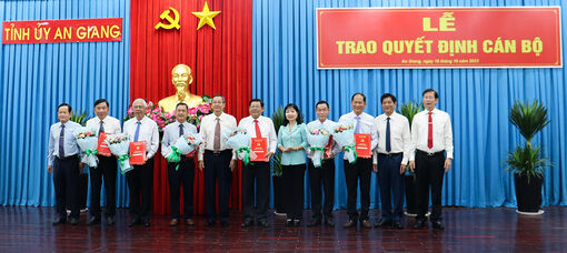Ban Thường vụ Tỉnh ủy An Giang trao quyết định 6 cán bộ