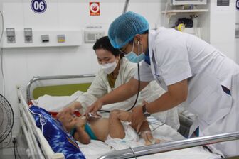 Bác sĩ TP HCM về Kiên Giang, An Giang hỗ trợ điều trị tay chân miệng