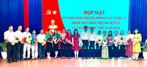 Họp mặt truyền thống các cơ quan tham mưu giúp việc Huyện ủy Chợ Mới và Ngày Phụ nữ Việt Nam 20/10