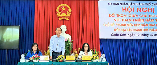 Chủ tịch UBND TP. Châu Đốc đối thoại với thanh niên