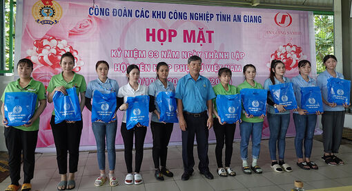 An Giang: Tặng áo dài cho nữ đoàn viên, công nhân lao động khu công nghiệp nhân dịp 20/10