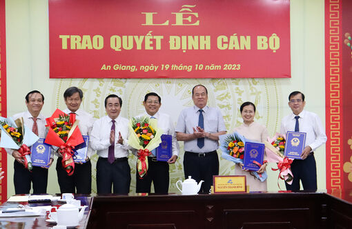 UBND tỉnh An Giang trao quyết định 5 cán bộ