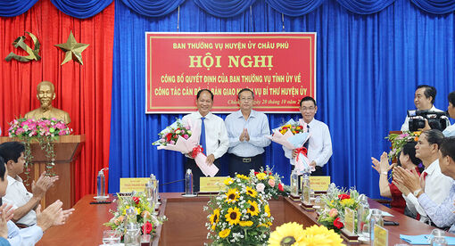 Bàn giao nhiệm vụ Bí thư Huyện ủy Châu Phú và bầu chức danh Chủ tịch UBND huyện Châu Phú, nhiệm kỳ 2021 - 2026