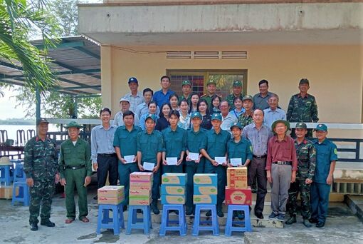 Thường trực Thành ủy Châu Đốc thăm, tặng quà các chốt biên giới