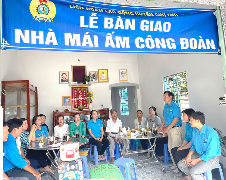 Bàn giao “Mái ấm công đoàn” cho đoàn viên ở xã Long Giang
