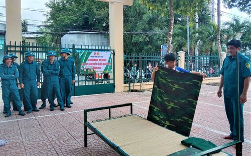 1 ngày “Em học làm chiến sĩ dân quân tự vệ”