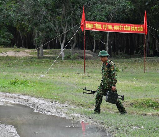 Một buổi kiểm tra bắn đạn thật của bộ đội thiết giáp