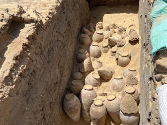 Phát hiện hàng trăm hũ rượu vang 5.000 năm tuổi trong lăng mộ nữ hoàng Ai Cập