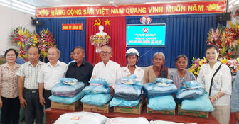Trao 300 phần quà cho hộ nghèo đồng bào dân tộc thiểu số Khmer ở xã An Cư