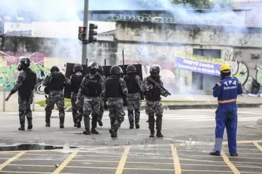 Các băng nhóm tội phạm đốt cháy ít nhất 35 xe buýt ở Rio de Janeiro