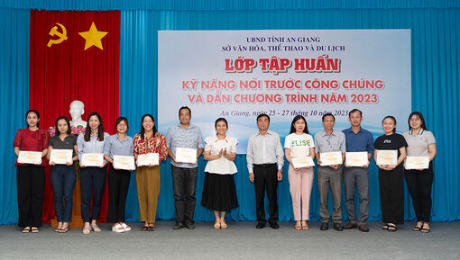 Trao giấy chứng nhận cho 73 học viên hoàn thành lớp tập huấn kỹ năng nói trước công chúng và dẫn chương trình