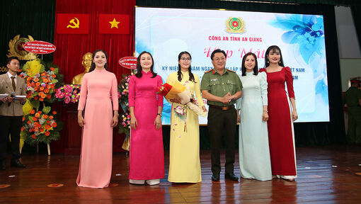 Công an An Giang trao Huy hiệu Đảng