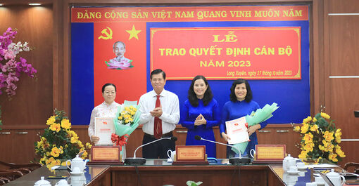 Trao quyết định cán bộ thuộc diện Ban Thường vụ Thành ủy Long Xuyên quản lý