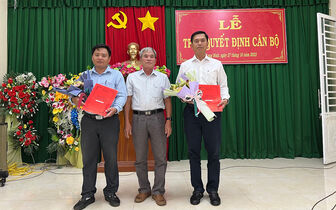 Huyện ủy An Phú trao quyết định về công tác cán bộ