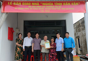 Trao nhà “Nghĩa tình dân vận” cho gia đình ông Nguyễn Văn Tám