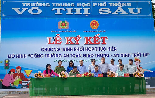 Ký kết thực hiện mô hình “Cổng trường an toàn giao thông – An ninh trật tự tại TP. Châu Đốc