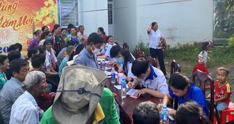 500 người dân và trẻ em xã Lê Trì được khám, chữa bệnh và cấp thuốc miễn phí