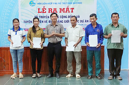 Phụ nữ thị trấn Ba Chúc tham gia tổ truyền thông cộng đồng