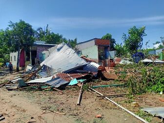 Mưa giông gây thiệt hại 100 căn nhà trên địa bàn huyện Phú Tân