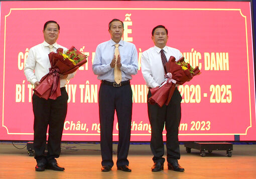Công bố quyết định bàn giao chức danh Bí thư Thị ủy Tân Châu