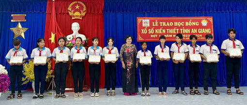 Trao 159 suất Học bổng xổ số kiến thiết An Giang cho học sinh huyện Tri Tôn