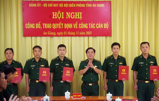Trao quyết định cán bộ cho 14 sĩ quan biên phòng An Giang