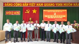 Ban Thường vụ Huyện ủy An Phú trao Huy hiệu Đảng cho 18 đảng viên