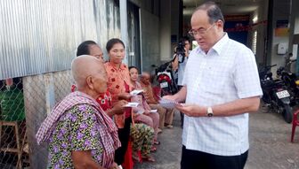 Chủ tịch UBND tỉnh An Giang Nguyễn Thanh Bình thăm, động viên các gia đình bị ảnh hưởng thiên tai ở xã An Cư
