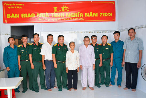Bàn giao nhà Tình nghĩa cho thân nhân liệt sĩ ở Phú Tân