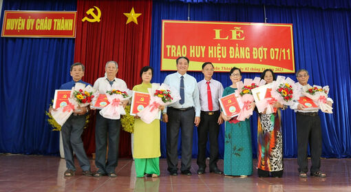 Ban Thường vụ Huyện ủy Châu Thành trao Huy hiệu Đảng đợt 7/11