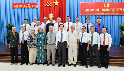 Ban Thường vụ Tỉnh ủy An Giang trao Huy hiệu Đảng đợt 7/11