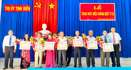 Thị ủy Tịnh Biên trao Huy hiệu Đảng đợt 7/11