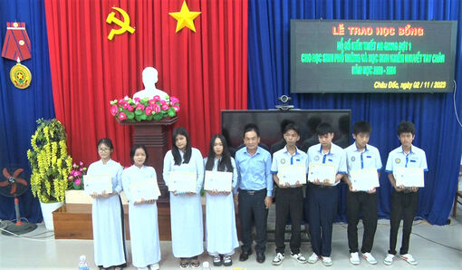 Trao 62 suất Học bổng Xổ số kiến thiết An Giang cho học sinh vượt khó học giỏi ở TP. Châu Đốc