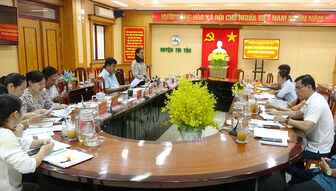 HĐND huyện Tri Tôn giám sát thực hiện chi trả các chế độ qua hệ thống bưu điện